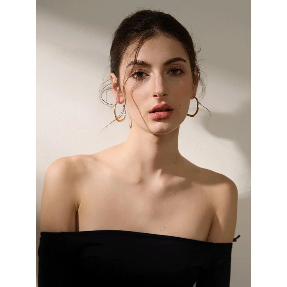 Aretes Ix Chel Aluna – La Belleza del Minimalismo con un Toque de Sofisticación